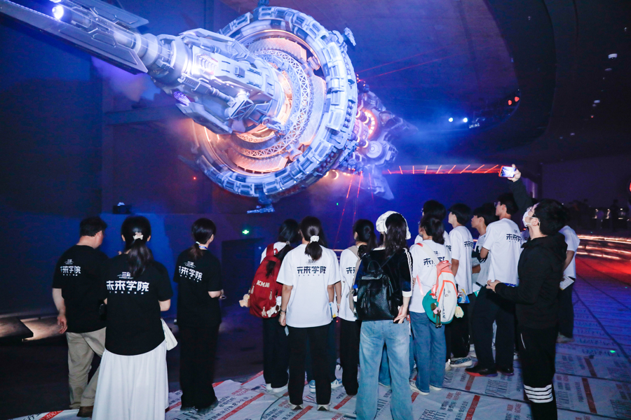 参观“在水一方”三体展示区