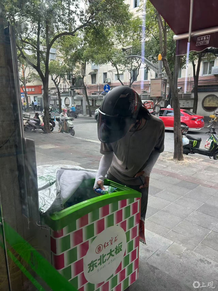 外卖骑手在取用免费冷饮。姜燕摄影