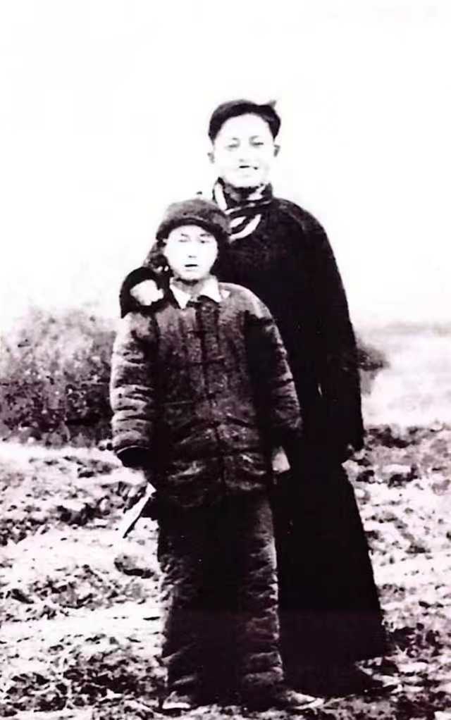 1944年1月沈希约(右一)照片。采访对象供图