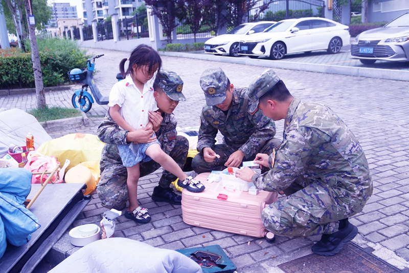 图一 卫生员紧急救助 摄影：孙有轩.jpg