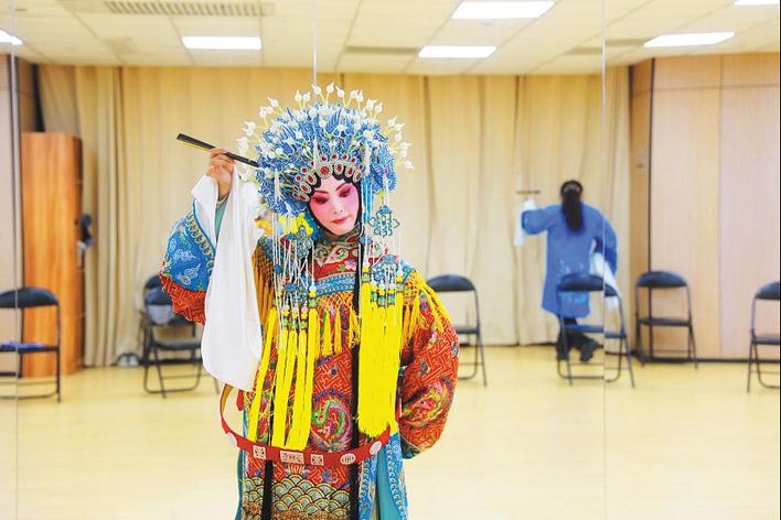 庐阳夜校内,学员表演京剧《贵妃醉酒》。.jpg 庐阳夜校内,学员表演京剧《贵妃醉酒》。.jpg