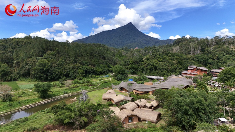 五指山脚下的毛纳村。人民网记者 符武平摄 五指山脚下的毛纳村。人民网记者 符武平摄