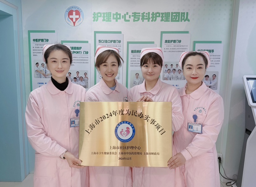 陈睿(左二)