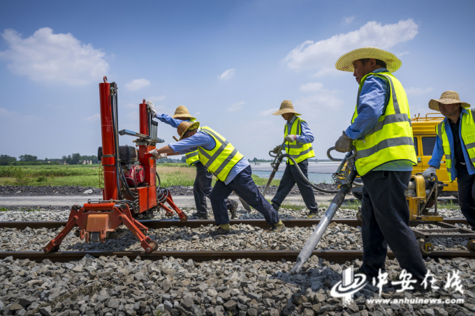 4.采煤塌陷区抢修轨道竞赛现场养路工手执撬棍、起道机不停作业.jpg