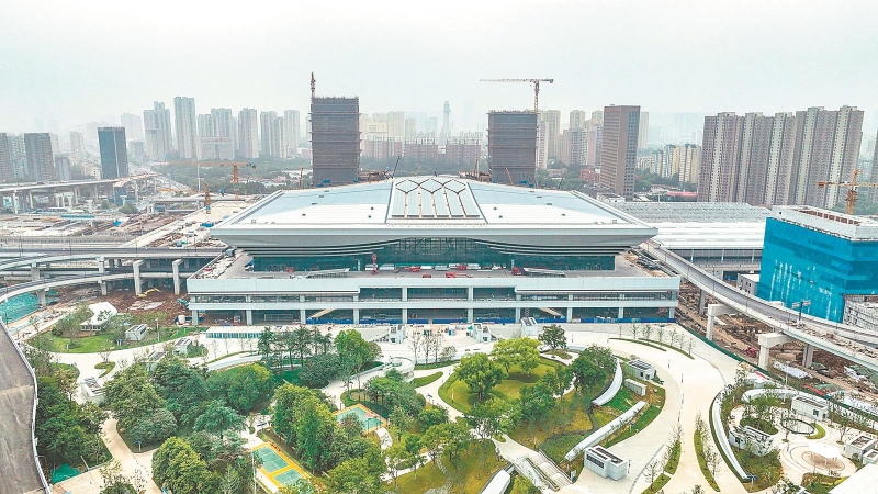 6月13日拍摄的正在加紧建设中的合肥西站。该站是国家“八纵八横”高速铁路网主要客运站之一，对于合肥都市圈提质升级和长三角一体化高质量发展具有重要意义。.jpg