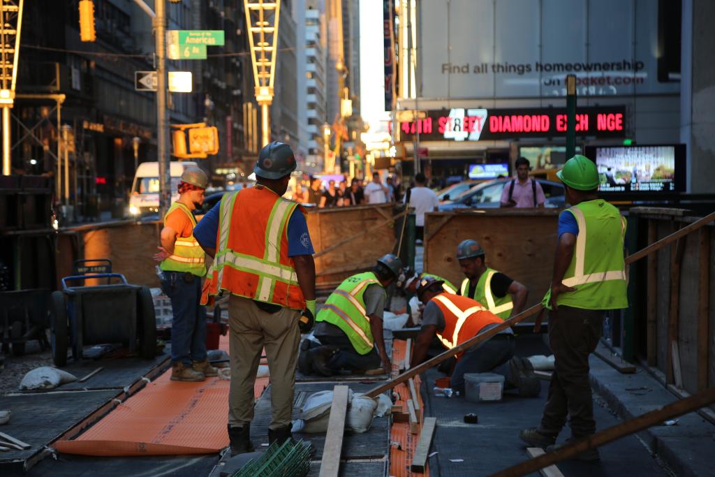 6月24日，建筑工人在美国纽约曼哈顿街头工作。新华社记者刘亚南摄