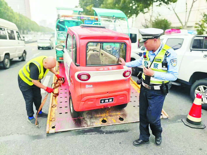 长江东路与东一环路交口,交管支队瑶海大队民警对无牌无证、非法改装车辆依法拖移。.jpg 长江东路与东一环路交口,交管支队瑶海大队民警对无牌无证、非法改装车辆依法拖移。.jpg