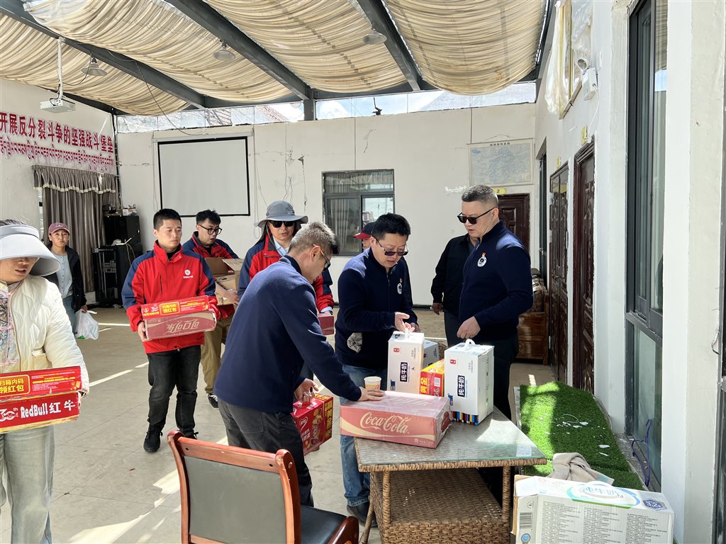 援藏干部人才到震中—秋古村 发放慰问品.jpg