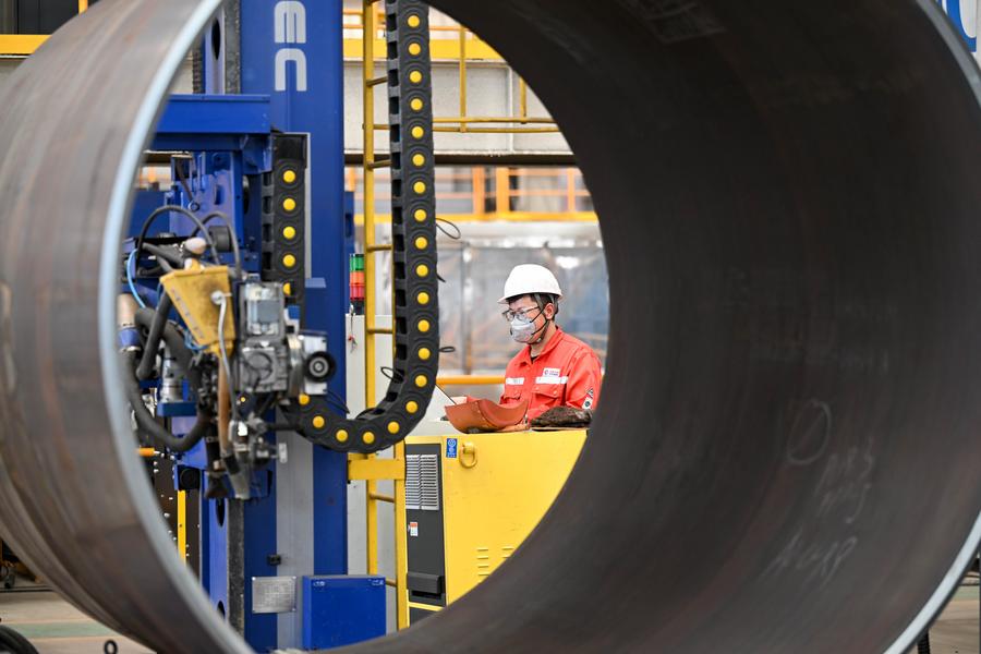 A staff member operates an equipment at Tianjin intelligent manufacturing base of Offshore Oil Engineering Co., Ltd. in north China s Tianjin, June 20, 2025. (Xinhua/Zhao Zishuo)
