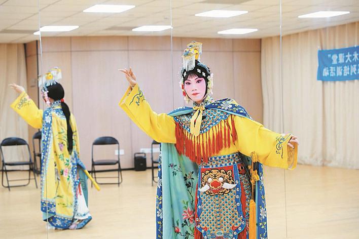 学员表演京剧《霸王别姬》。.jpg 学员表演京剧《霸王别姬》。.jpg