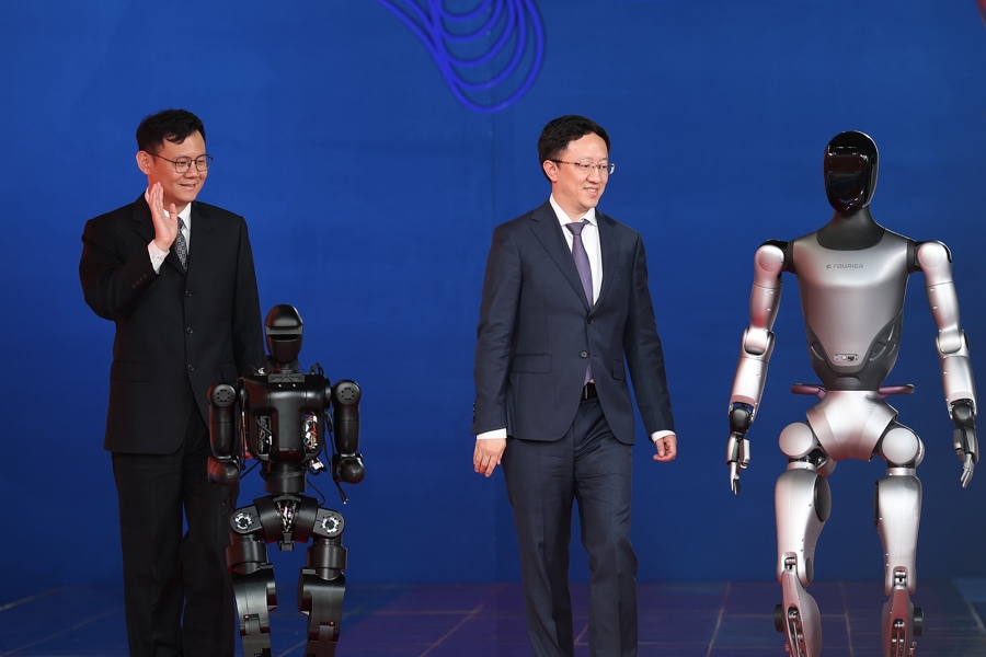 傅利叶创始人兼首席执行官顾捷、傅利叶副总裁曾翔与两台人形机器人走上红毯。