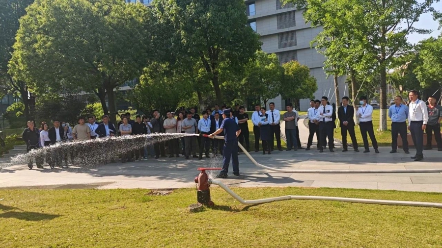 图说:陈行站至浦江科技广场开展消防宣传,并现场演示户外消火栓的操作方法。