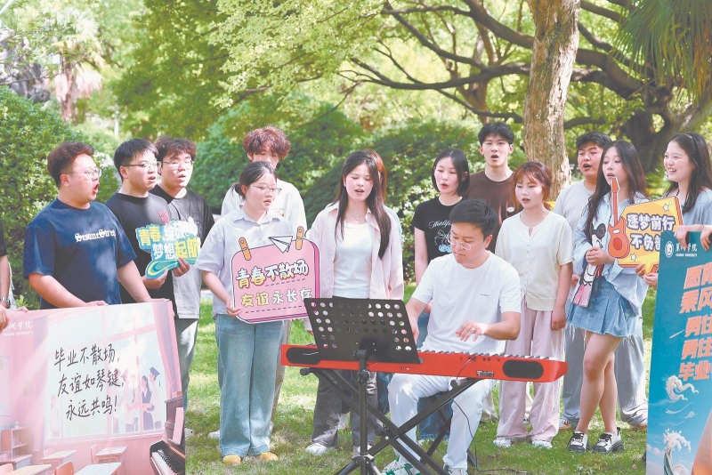 6月16日，巢湖学院校园内，毕业生和钢琴老师一起合唱。当日，巢湖学院为毕业生创意送祝福，通过在校园架移动钢琴，以师生合唱、现场点歌的形式，为毕业生离校远行送祝福。.jpg