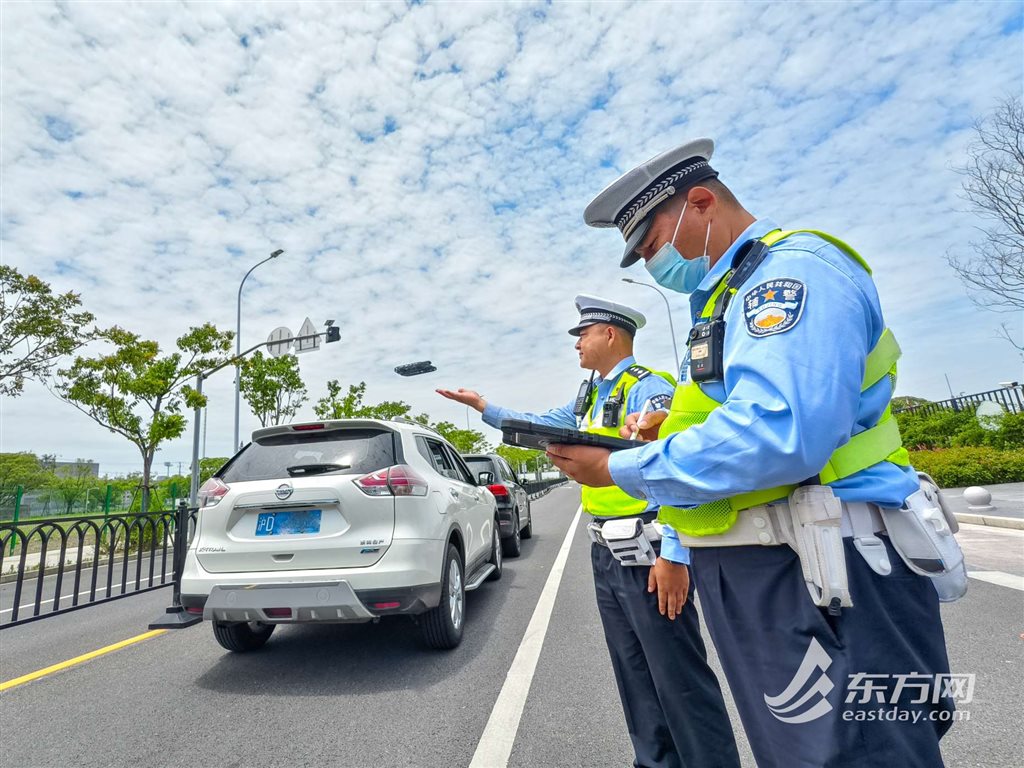 图为奉贤公安分局民警使用无人机对现场进行智能测绘(蔡黄浩/摄)