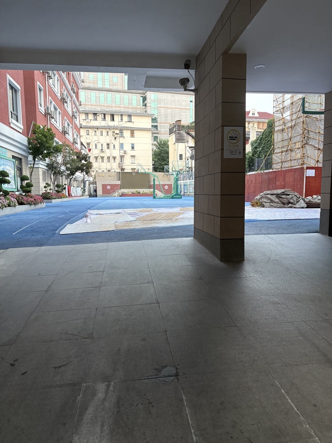 透过大门,能看到储能中学校园正在整修