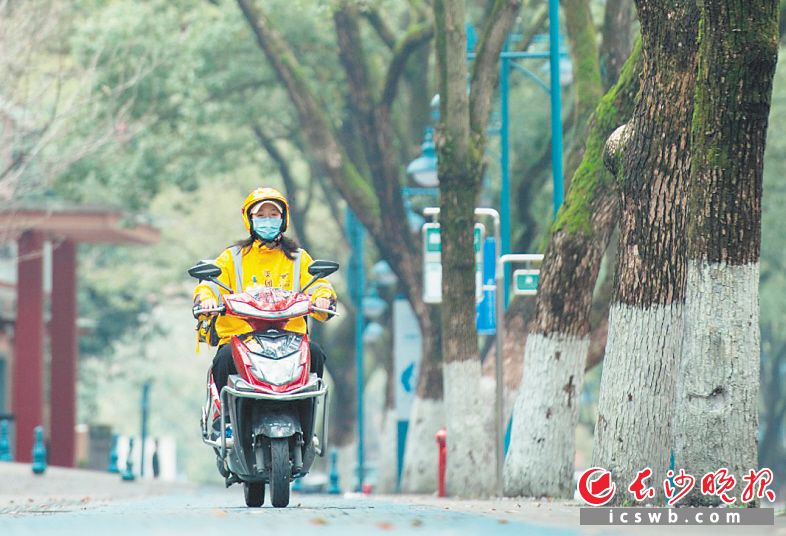 数据显示，目前全国外卖骑手已超1000万人。图为长沙街头一名送单途中的骑手。 长沙晚报全媒体记者 黄启晴 摄