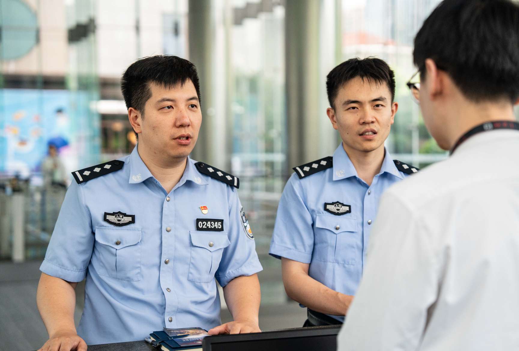 图为长宁公安分局经侦支队民警依托“蓝鲸”护企工作站开展日常企业走访(上海警方供图,下同)