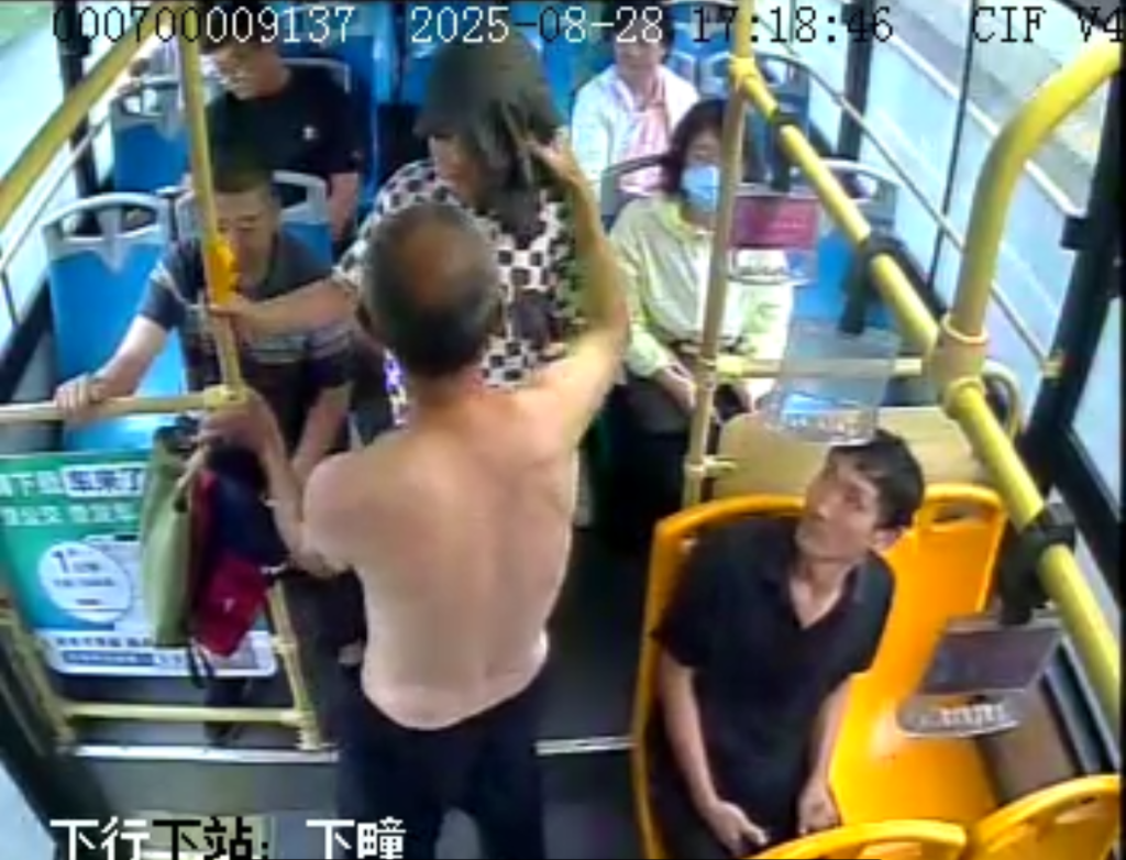 图:老汉脱下上衣准备为男孩遮雨