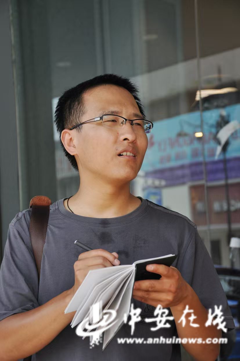 闫树泉在采访中.jpg 闫树泉在采访中.jpg
