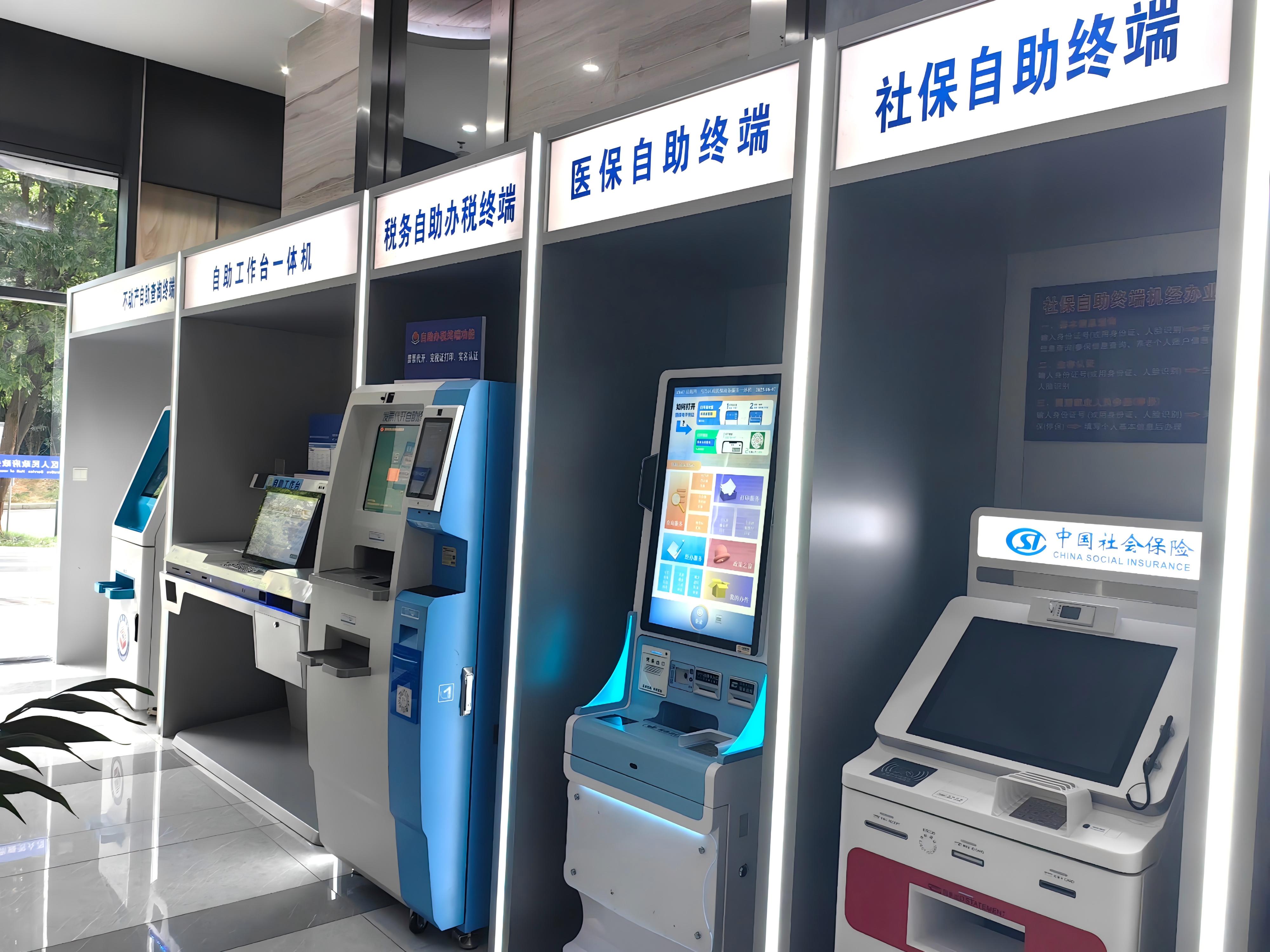 17562759702153.jpg “7×24小时政务服务站”。高艳飞摄1.jpg