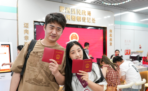 “520”当天，一对新人在幸福坝婚姻登记处领到结婚证.jpg
