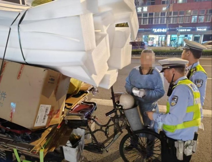 图为民警查获一未登记上路的非机动车(嘉定警方供图,下同)