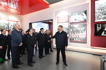 习近平参观新疆维吾尔自治区成立70周年主题成就展.jpg