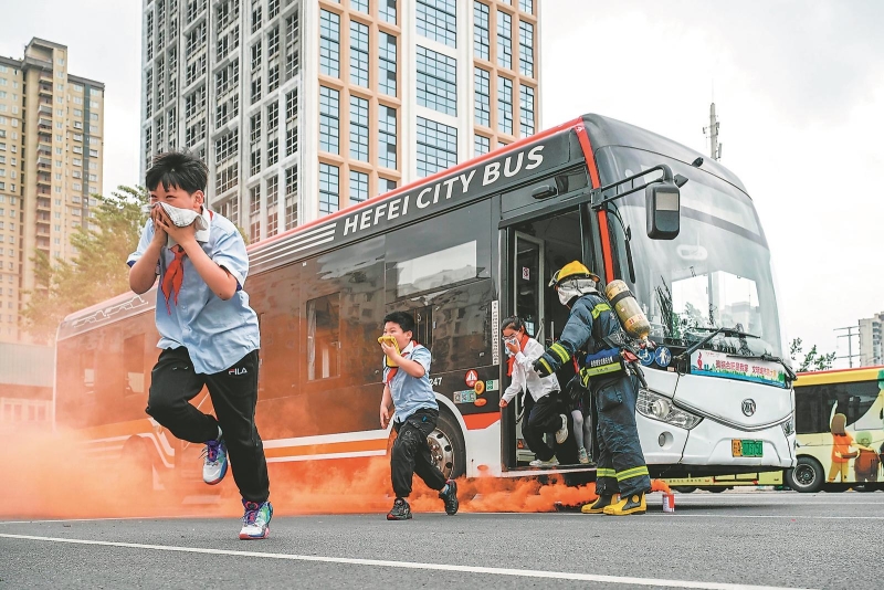 5月9日,在合肥公交集团荣城花园公交站,来自六安路小学荣城花园分校的小学生通过模拟公交车失火逃生、学习消防器材使用等方式,提升防灾减灾能力。.jpg 5月9日,在合肥公交集团荣城花园公交站,来自六安路小学荣城花园分校的小学生通过模拟公交车失火逃生、学习消防器材使用等方式,提升防灾减灾能力。.jpg