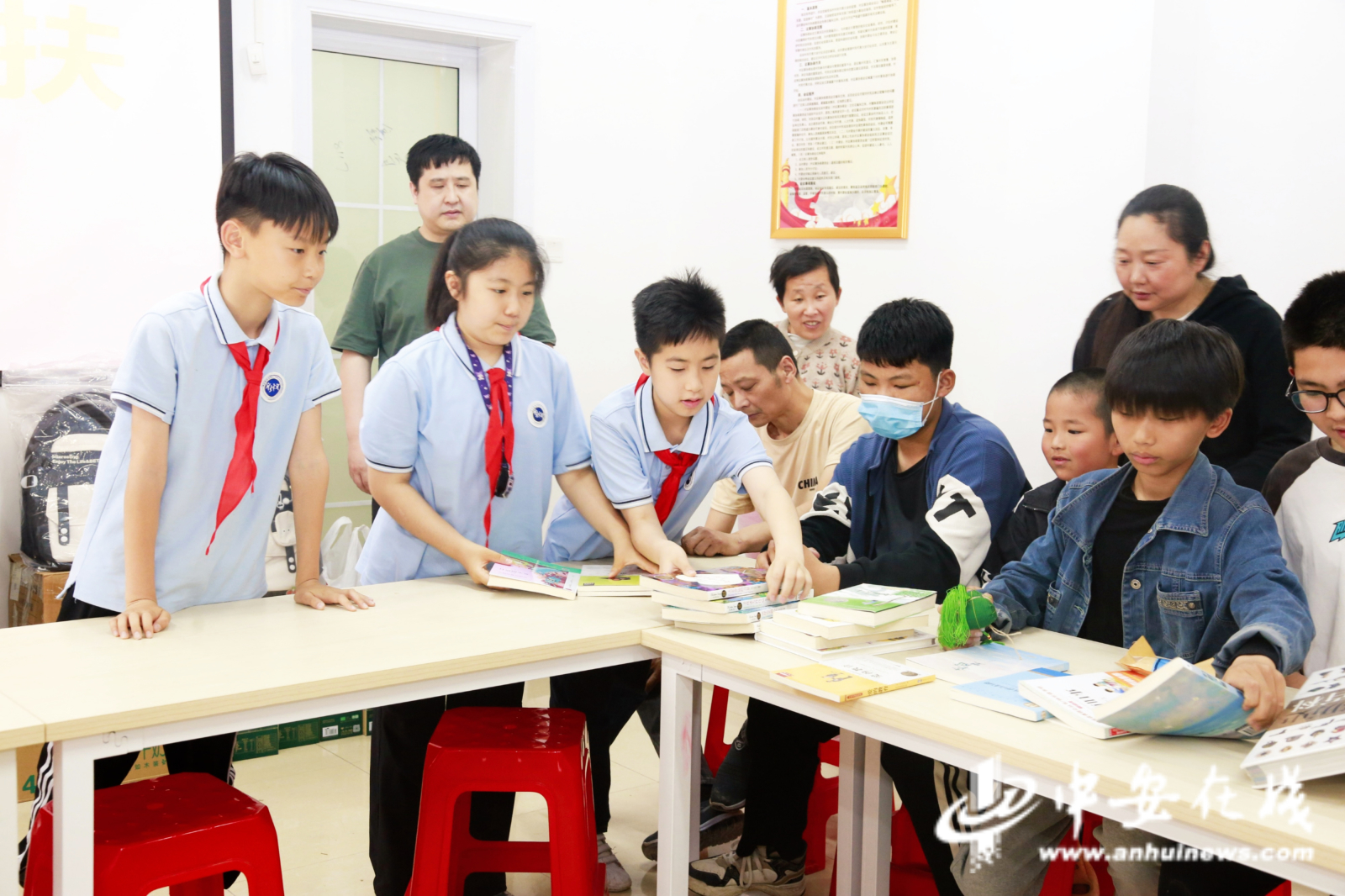 师范附小学生给困难家庭的孩子们赠送书籍.jpg