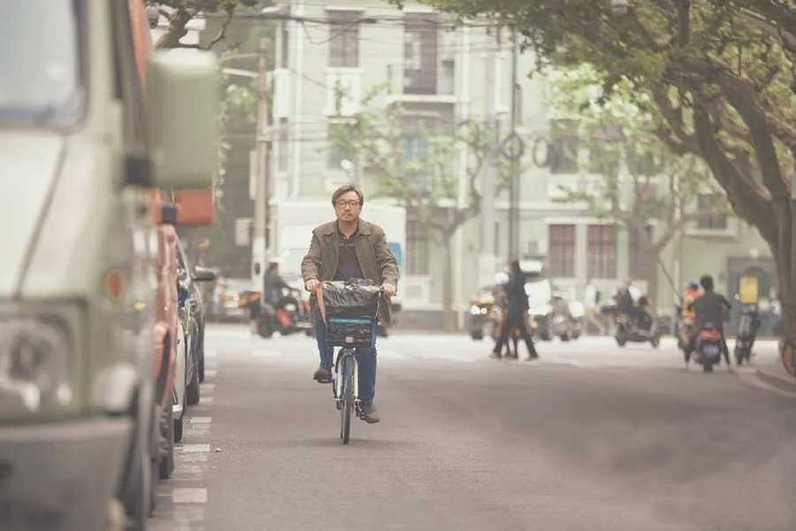 梧桐掩映、小洋房鳞次栉比的街区,是如今上海这座“大片场”最受欢迎的取景地之一。图为《爱情神话》(非展映片)剧照。